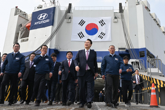 윤석열(가운데) 대통령이 9일 현대자동차 울산공장 수출 선적 부두를 방문해 정의선(가운데 오른쪽) 현대차그룹 회장과 수출용 자동차 운반선인 '글로비스 스카이호'를 살펴본 뒤 하선하고 있다. 대통령실통신사진기자단/연합뉴스